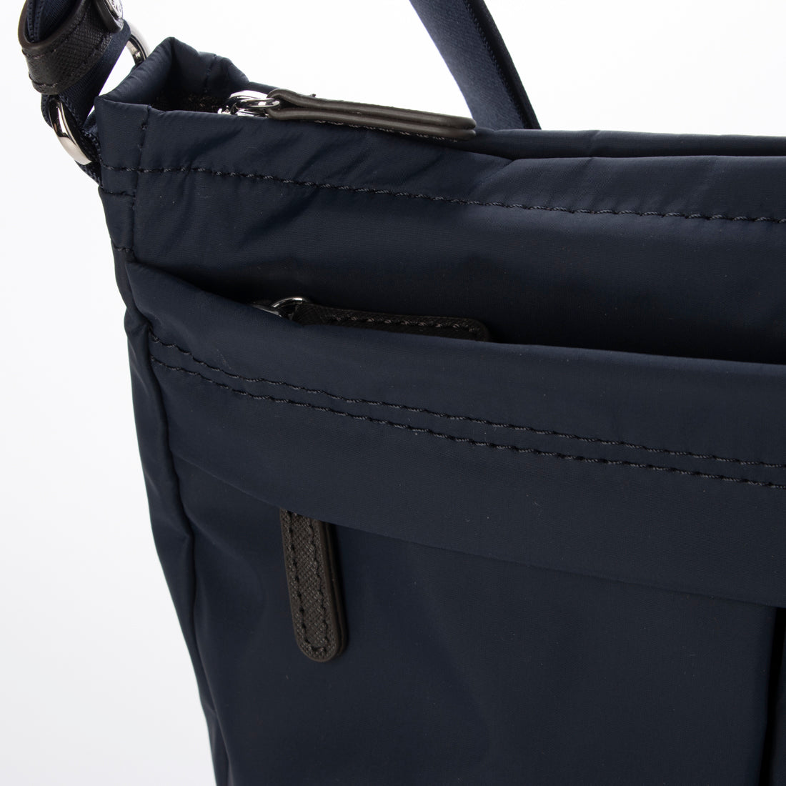 イザック Y'SACCS ナイロンタフタショルダーバッグ ミディアム （ネイビー系その他） ネイビー系その他