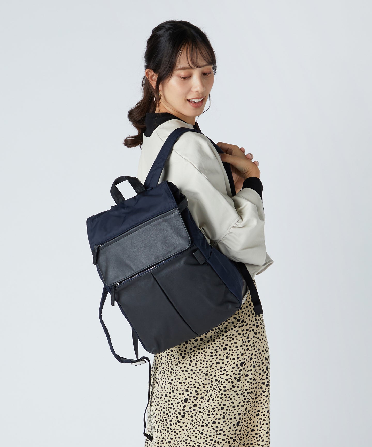 イザック YSACCS ナイロン×牛革コンビシリーズ リュックサック Mサイズ,NAVY