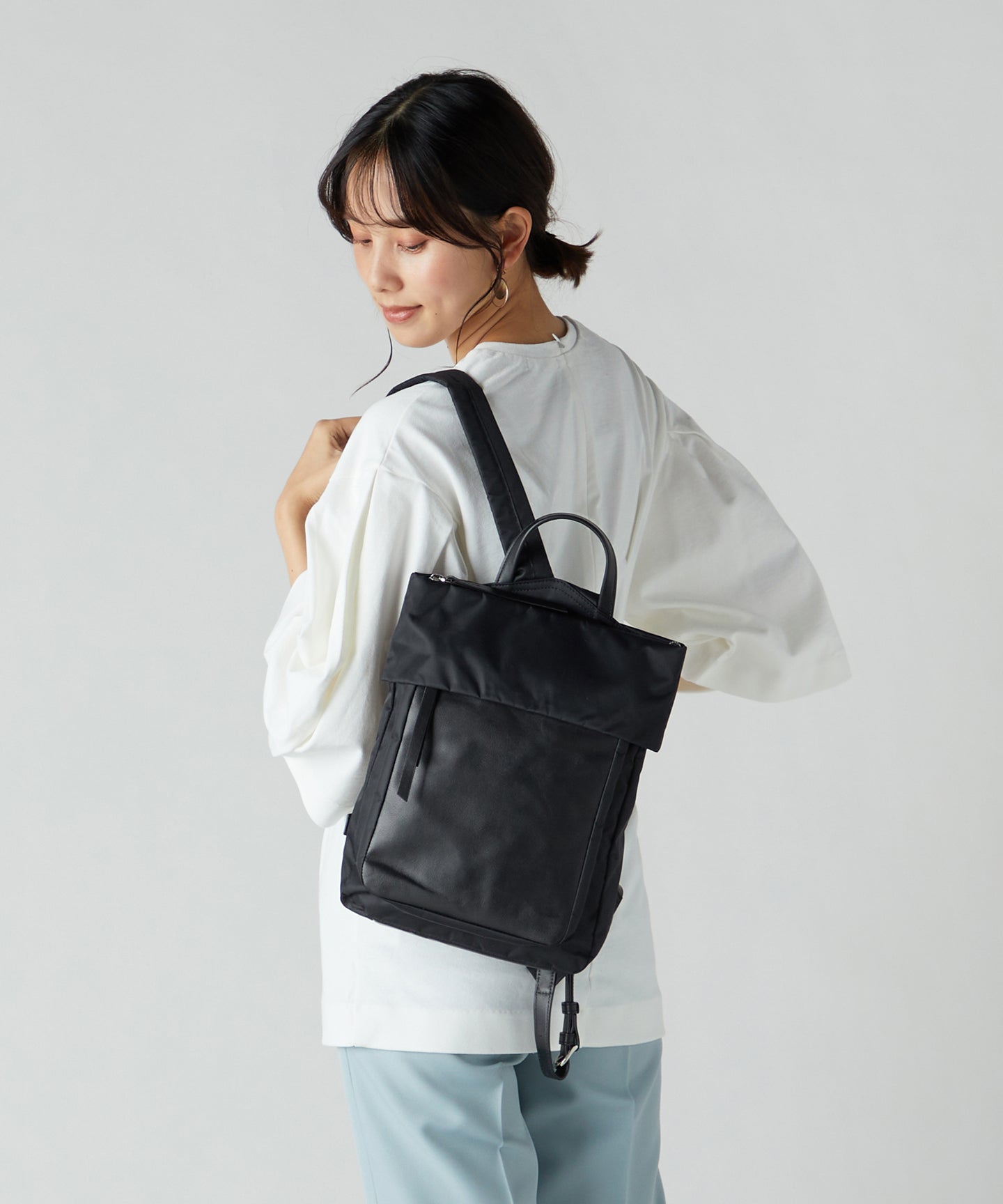 イザック Y'SACCS リサイクルナイロン×カウレザー ラップリュック Sサイズ,ブラック