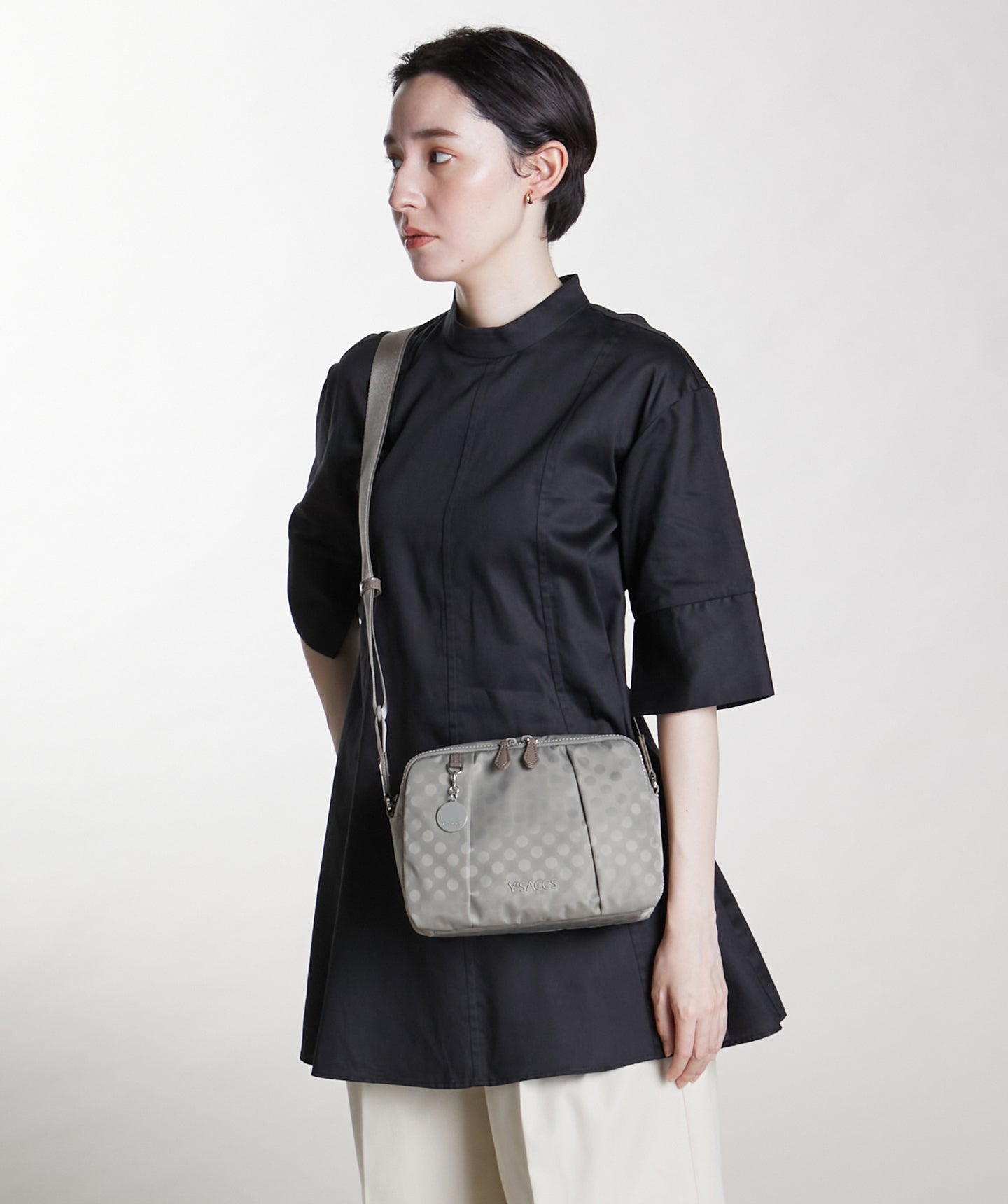 イザック Y'SACCS Polka Dots スクエアポシェット,グレージュ