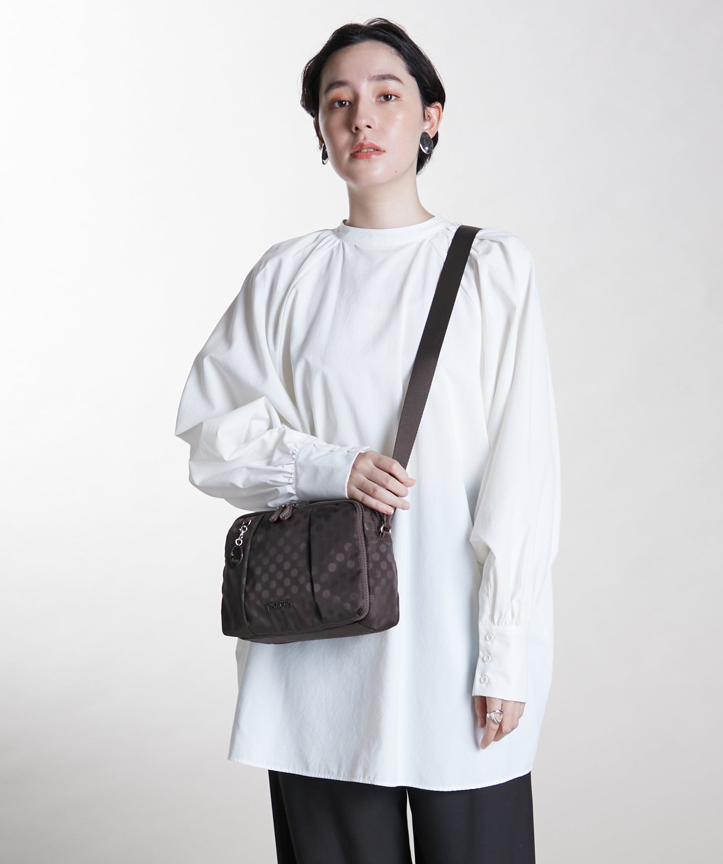 イザック Y'SACCS Polka Dots スクエアポシェット,ブラウン