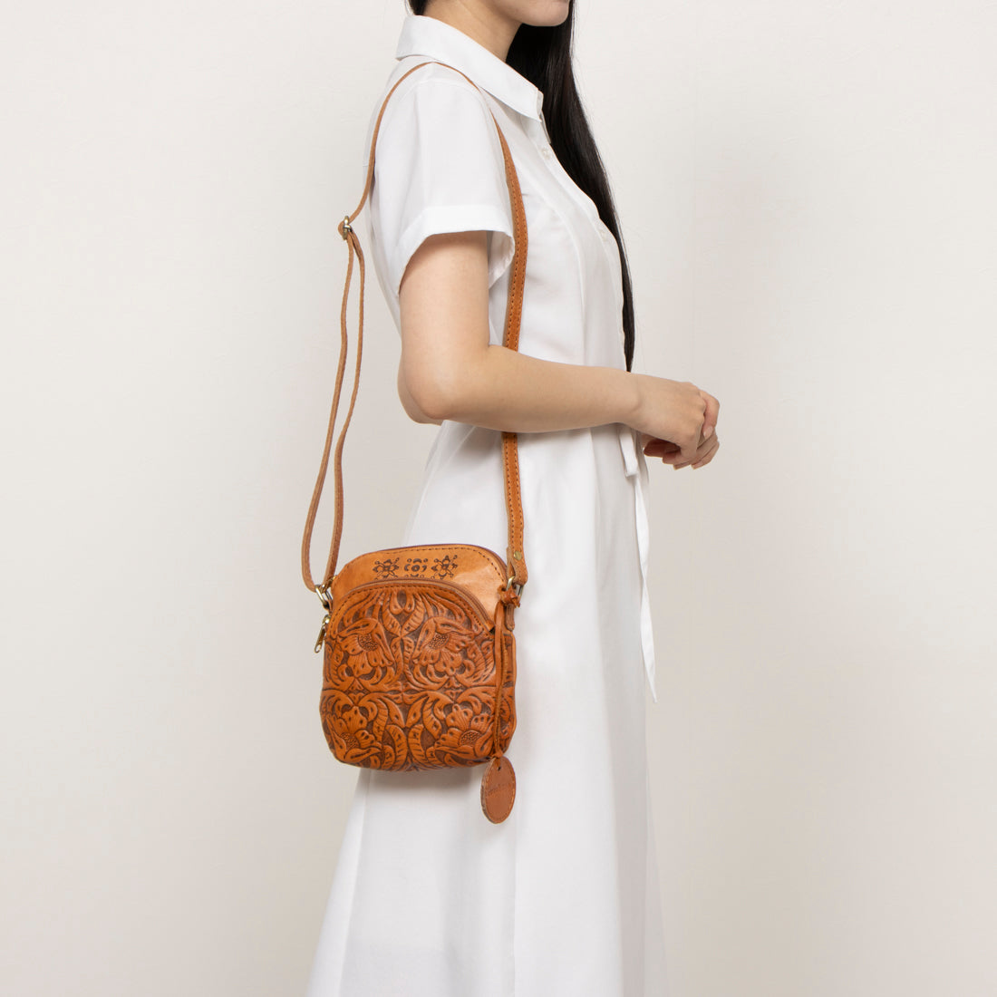 ズッケロ zucchero レザーカービングショルダー （BROWN） BROWN