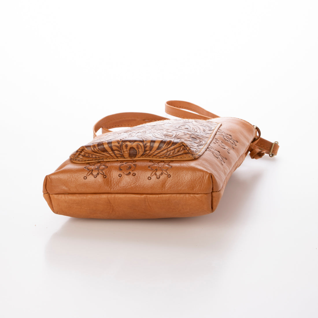 ズッケロ zucchero レザーカービングスマホショルダー （BROWN） BROWN