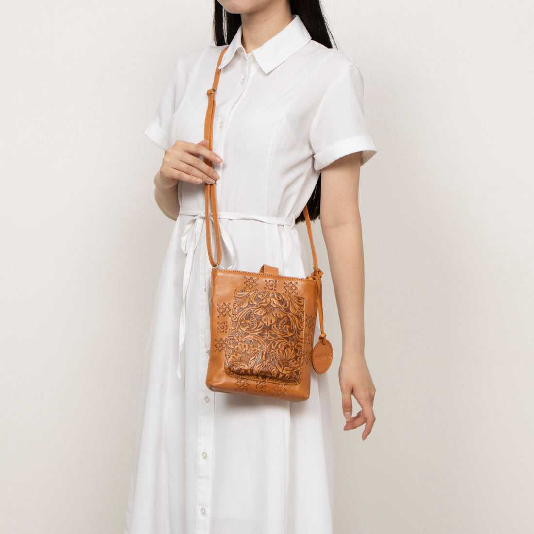 ズッケロ zucchero レザーカービングスマホショルダー （BROWN） BROWN