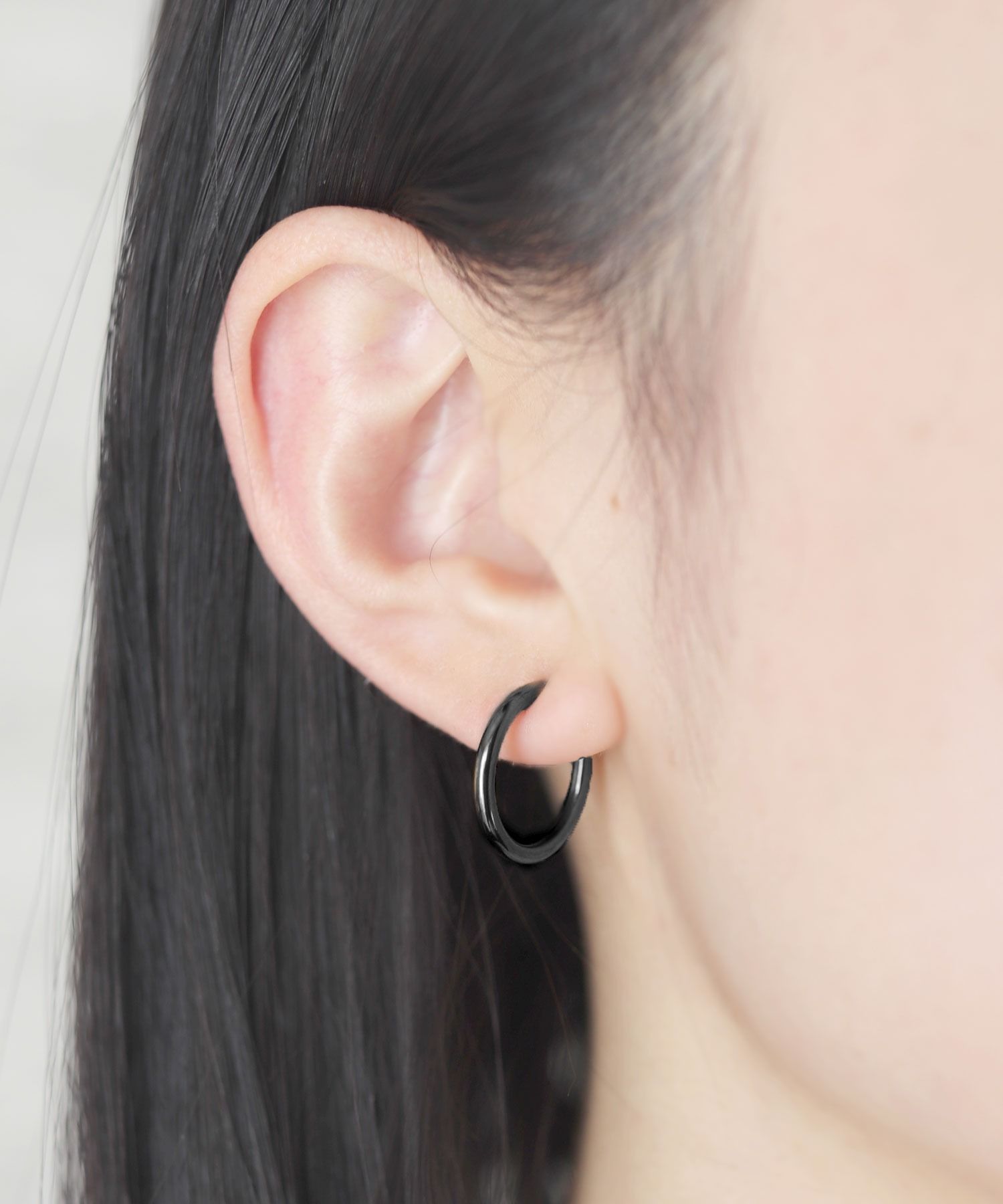 フロージュ florge 【7size展開】金属アレルギー対応 ステンレスシンプルフープイヤリング 12mm,ブラック