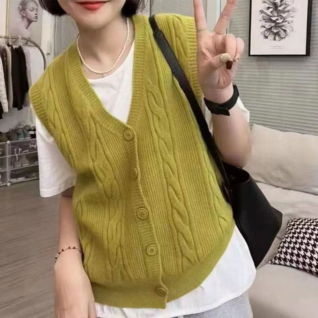 アミュレット Amulet Vネックニットベスト レディース トップス 秋服 冬服 10代 20代 30代 韓国ファッション 韓国 オフィスカジュアル シンプル ケーブル柄 ボタン,ライトグリーン