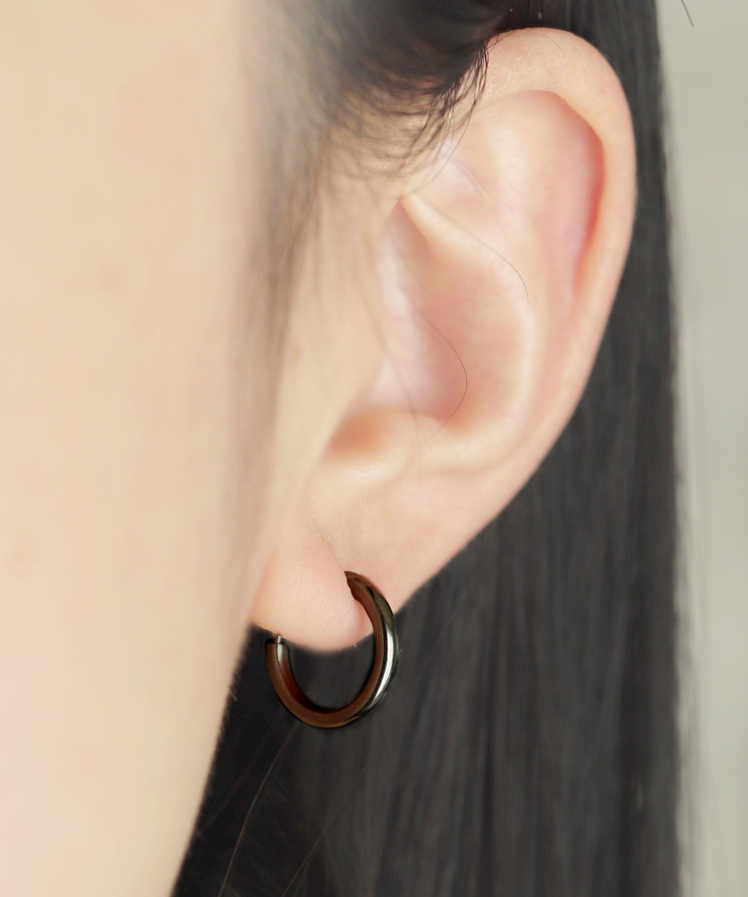 フロージュ florge 【7size展開】金属アレルギー対応 ステンレスシンプルフープイヤリング 12mm,ブラック