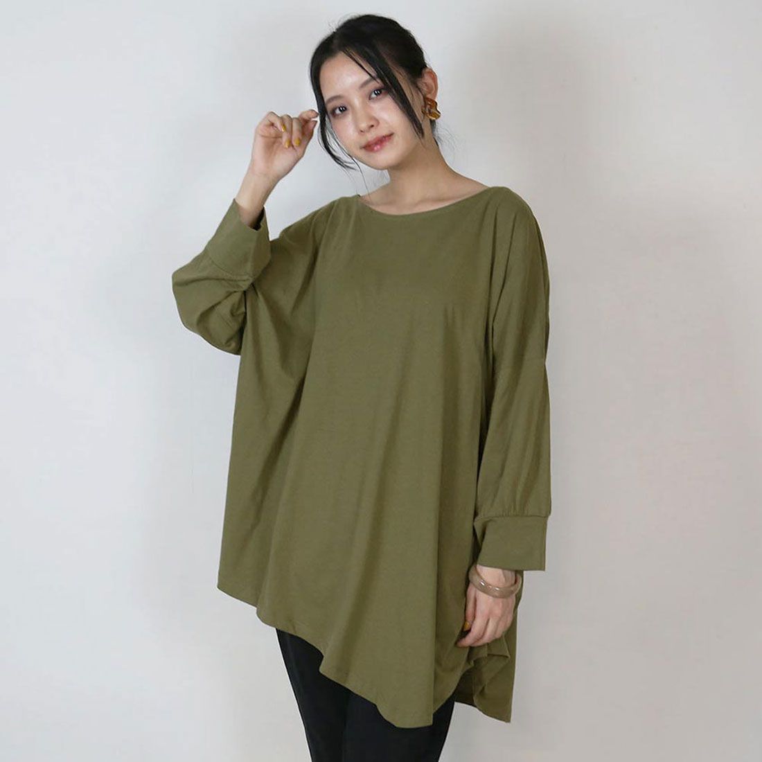 アットワン atONE アシメトリー裾タックTシャツ