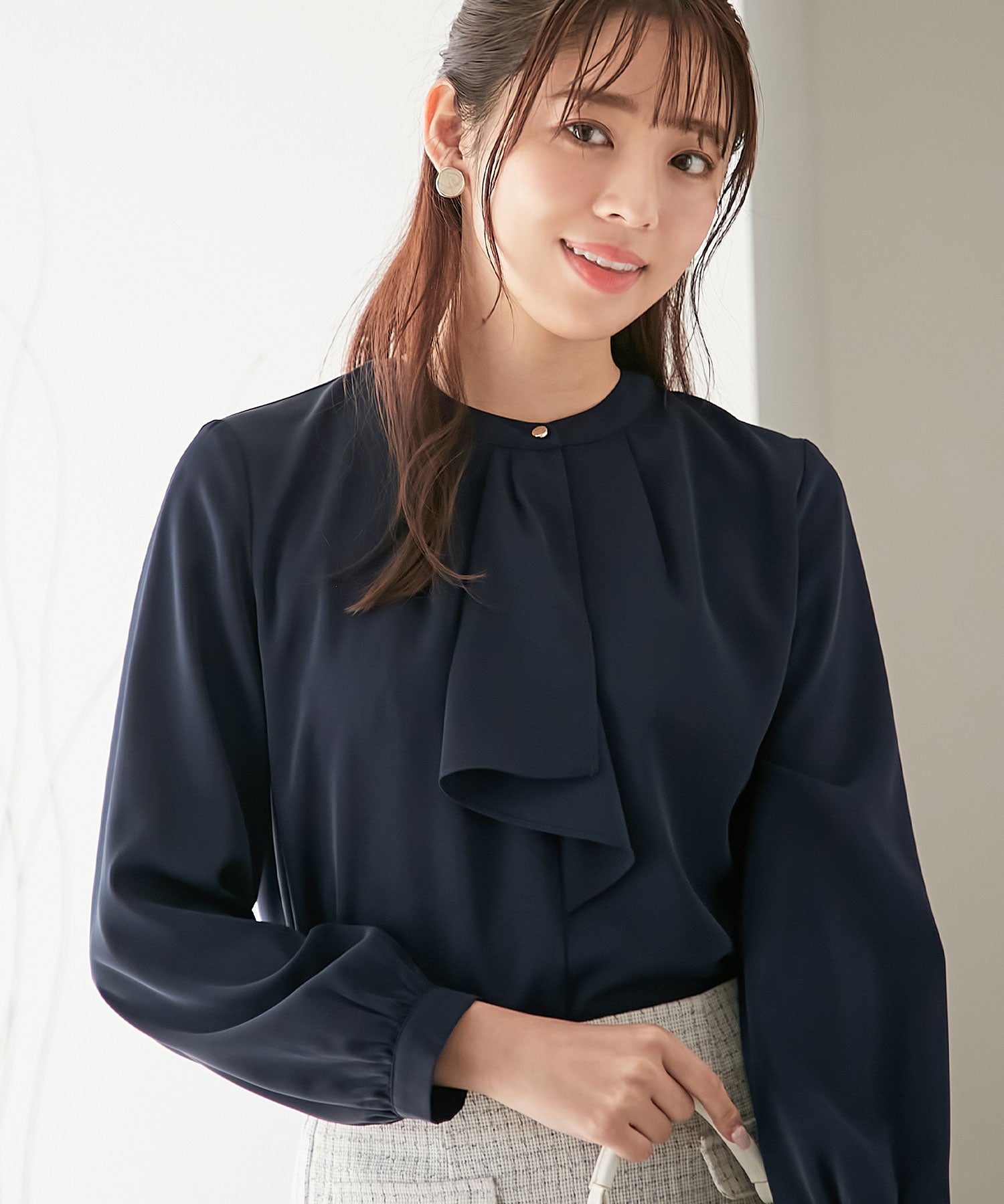 【前田希美さん着用】金ボタン付ボウタイブラウス ネイビー