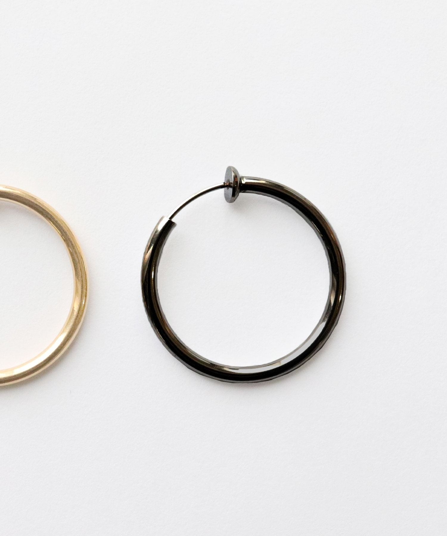フロージュ florge 【7size展開】金属アレルギー対応 ステンレスシンプルフープイヤリング 12mm,ブラック
