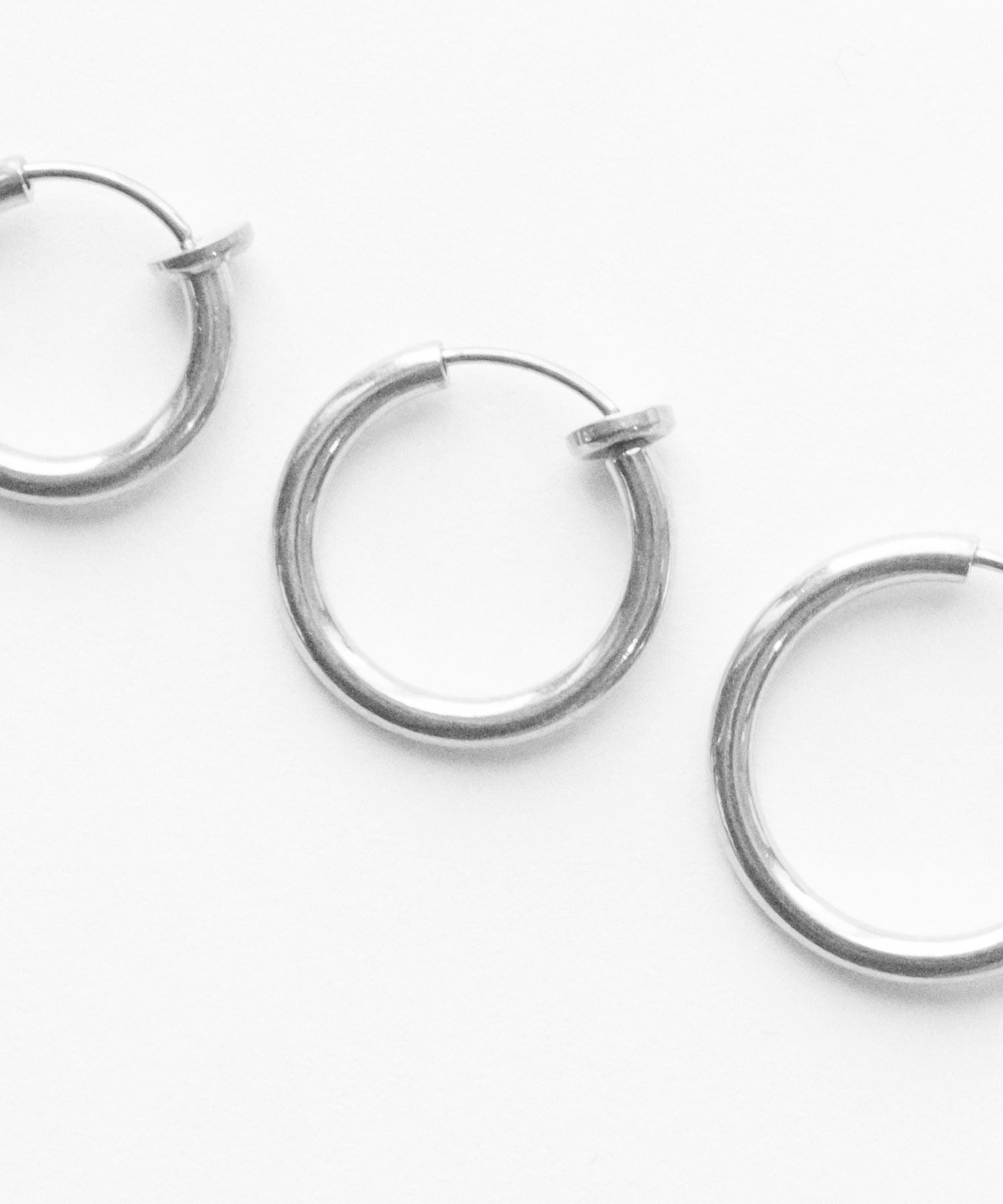 フロージュ florge 【7size展開】金属アレルギー対応 ステンレスシンプルフープイヤリング 12mm,シルバー