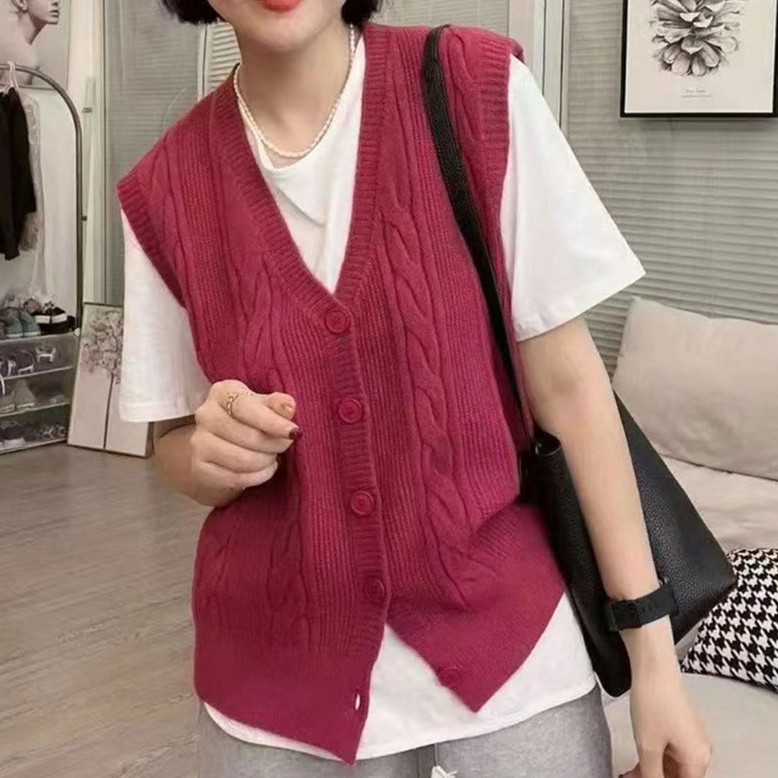 アミュレット Amulet Vネックニットベスト レディース トップス 秋服 冬服 10代 20代 30代 韓国ファッション 韓国 オフィスカジュアル シンプル ケーブル柄 ボタン,レッド