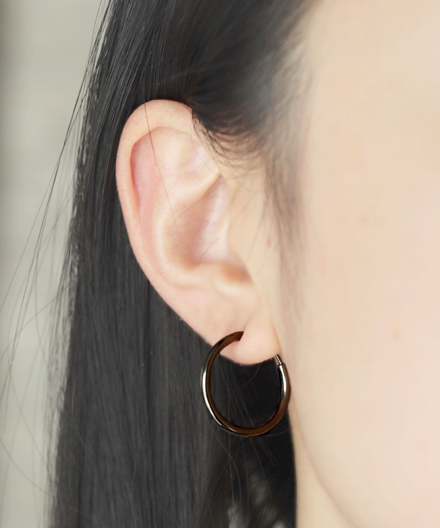 フロージュ florge 【7size展開】金属アレルギー対応 ステンレスシンプルフープイヤリング 12mm,ブラック