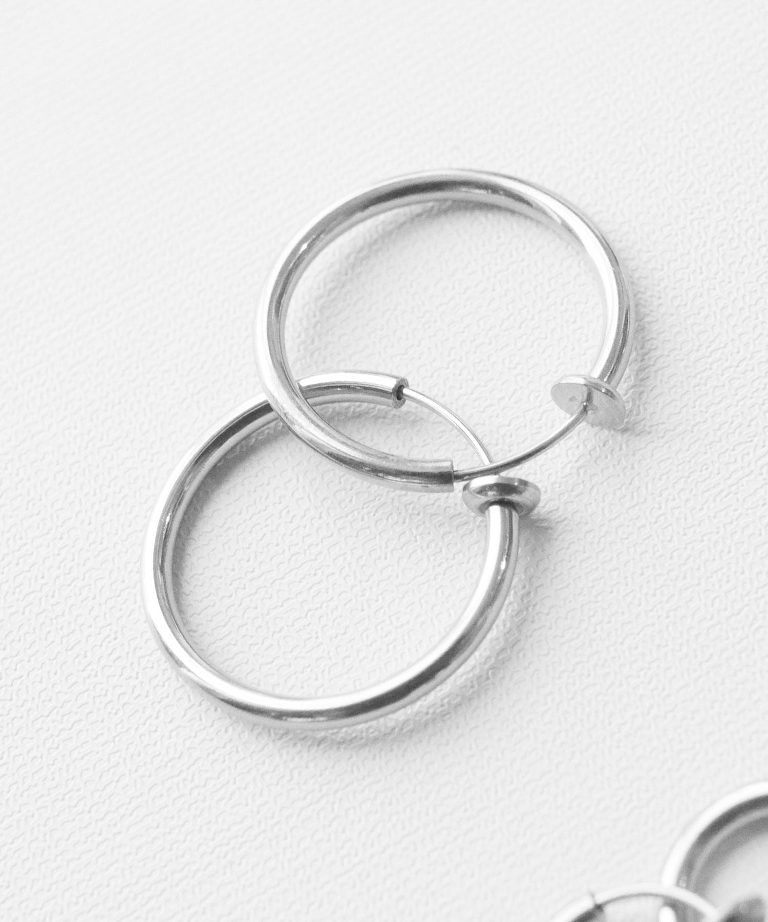 フロージュ florge 【7size展開】金属アレルギー対応 ステンレスシンプルフープイヤリング 12mm,シルバー