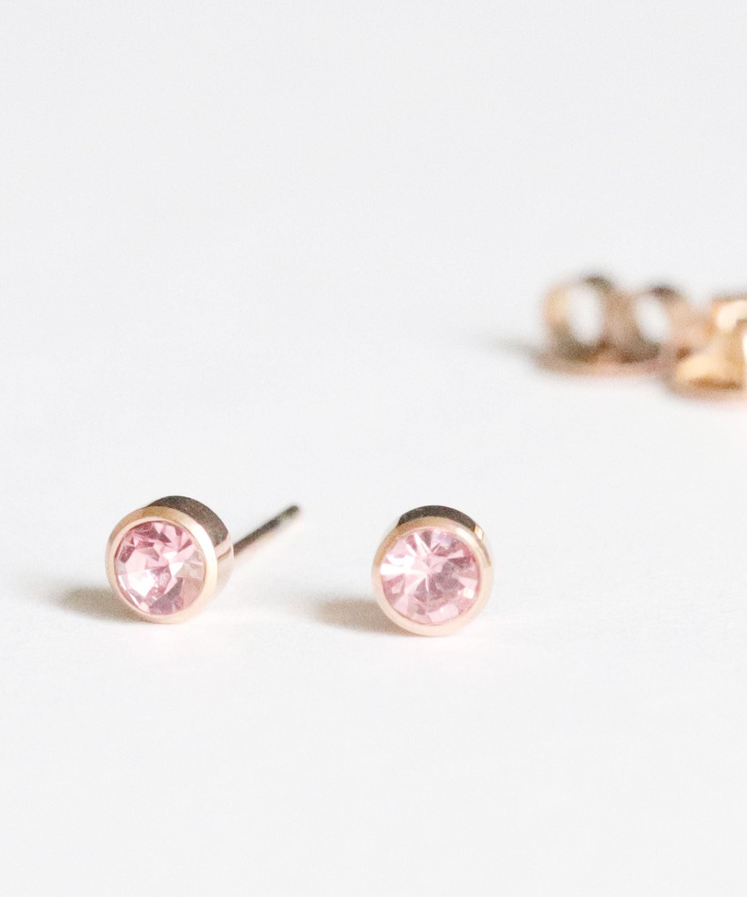 フロージュ florge 【誕生石シリーズ】金属アレルギー対応 一粒キュービックジルコニアステンレスピアス 5月エメラルド,ピンクゴールド