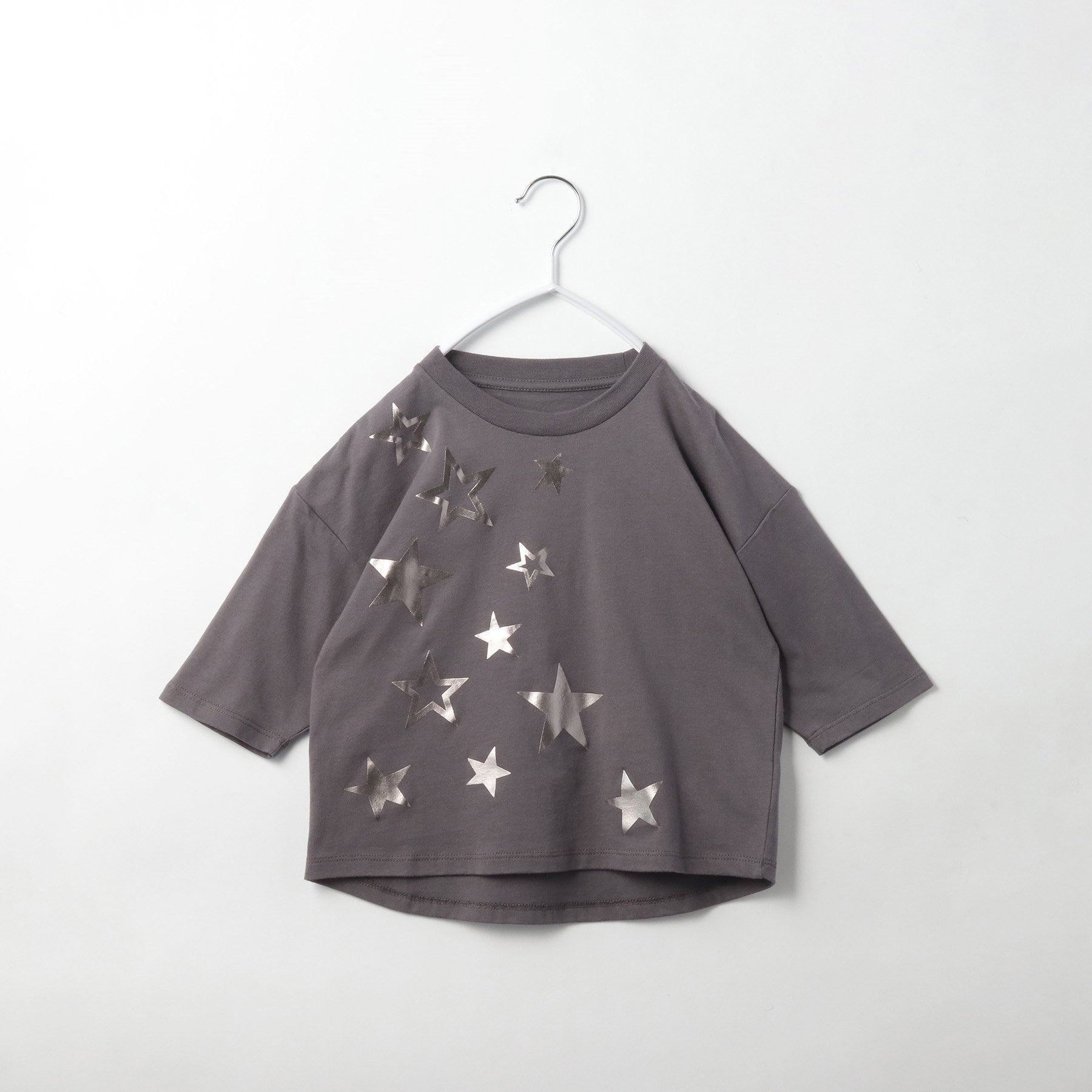 ザ ショップ ティーケー (キッズ) THE SHOP TK(Kids) 【110-150】オーガニックコットン天竺箔プリント七分袖 （チャコールグレー(014)） チャコールグレー(014)