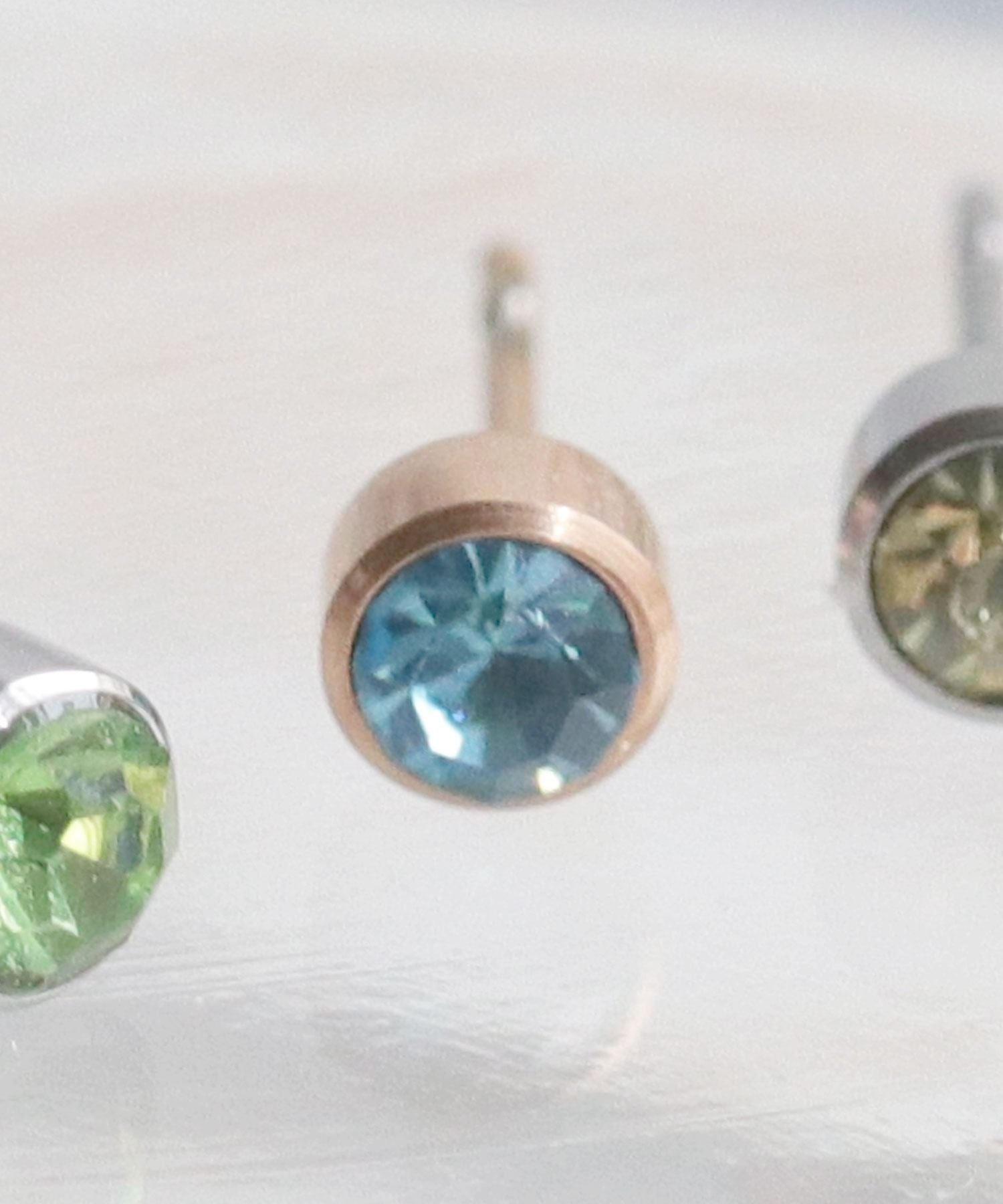 フロージュ florge 【誕生石シリーズ】金属アレルギー対応 一粒キュービックジルコニアステンレスピアス 5月エメラルド,ピンクゴールド
