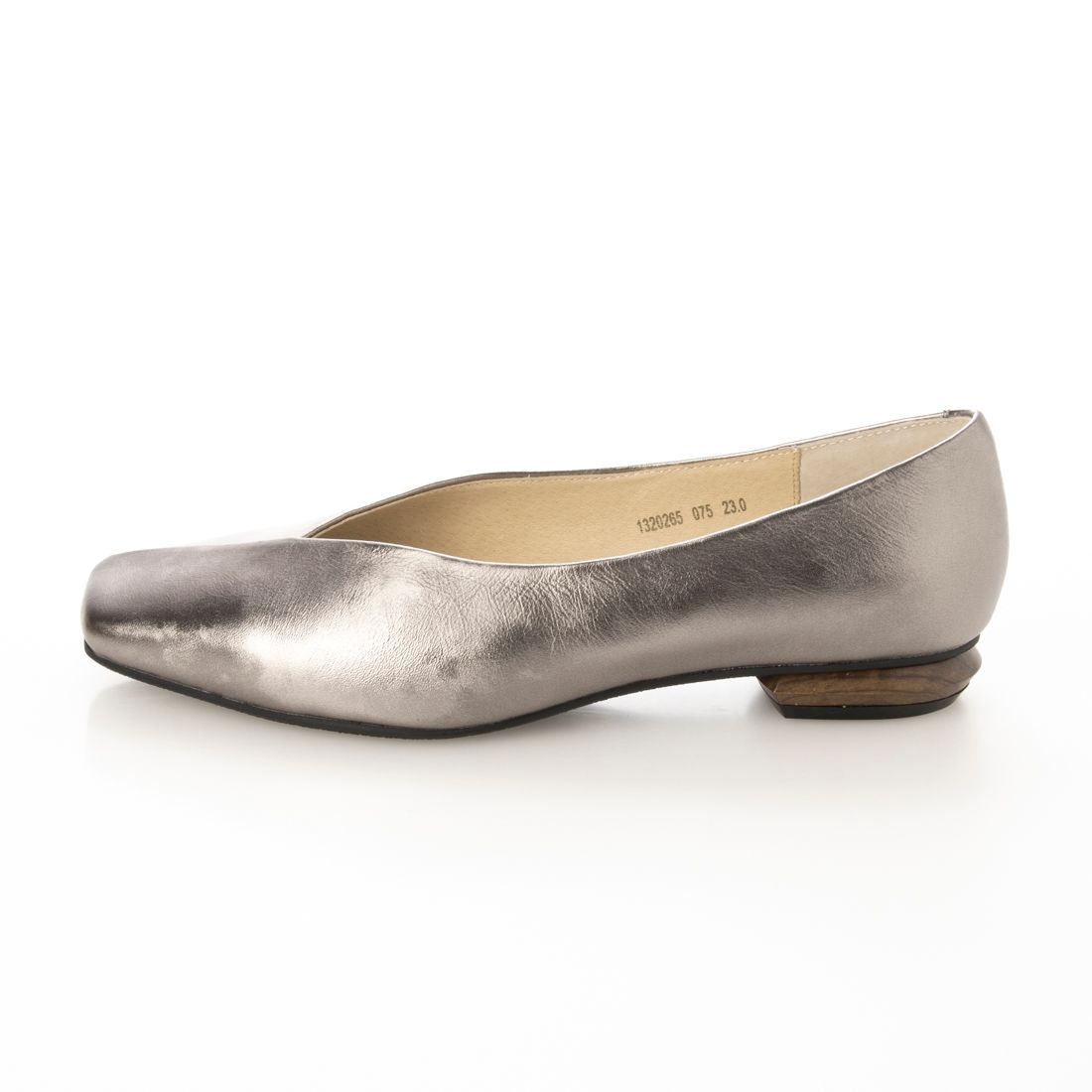 cava cava V-cut pumps