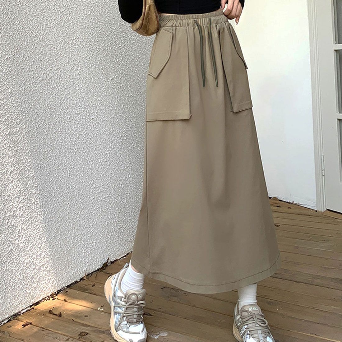 デューリリー Dewlily ビッグポケットスカート レディース 10代 20代 30代 韓国ファッション 春 夏 秋 カジュアル かわいい おしゃれ シンプル ミモレ丈 カーゴ