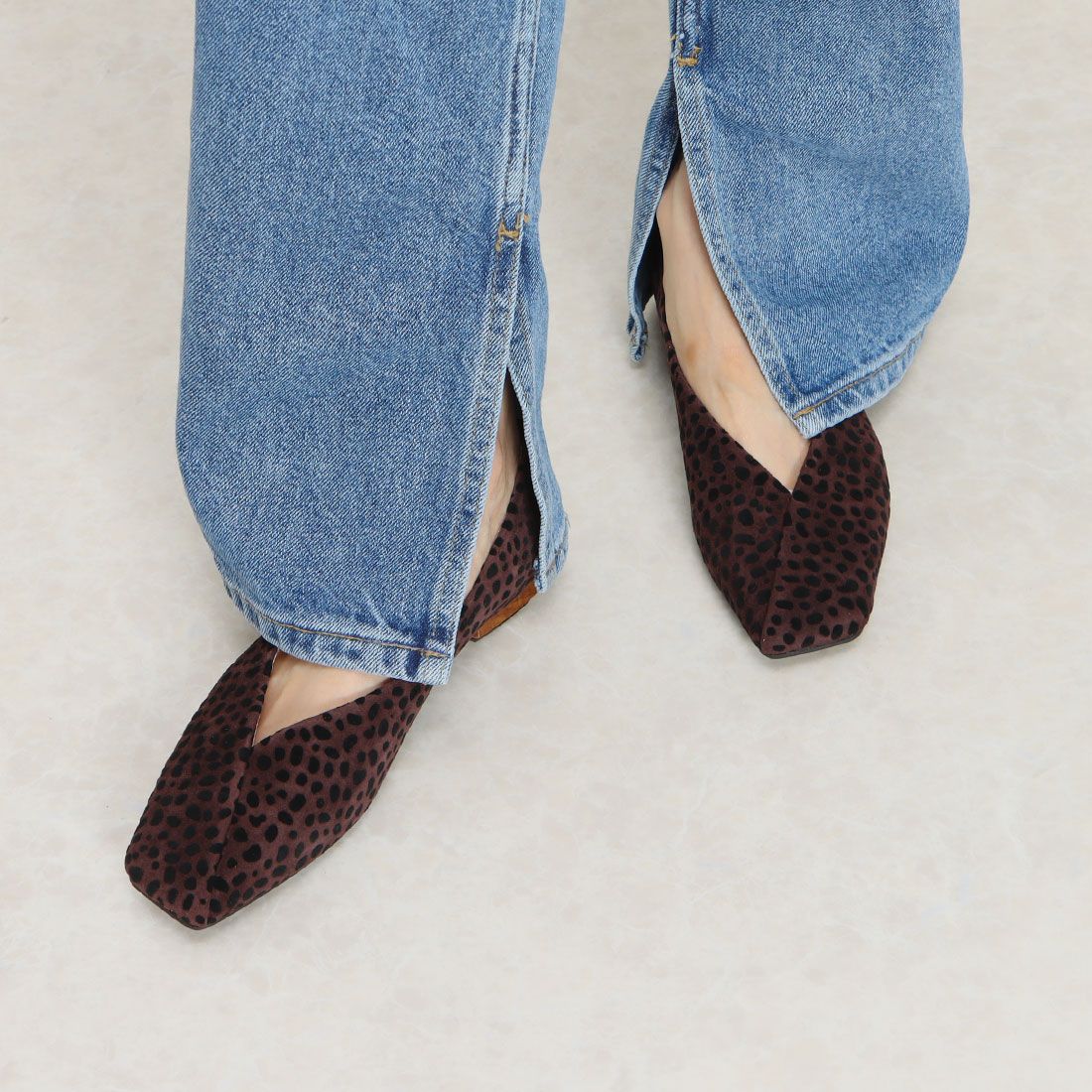 cava cava V-cut pumps