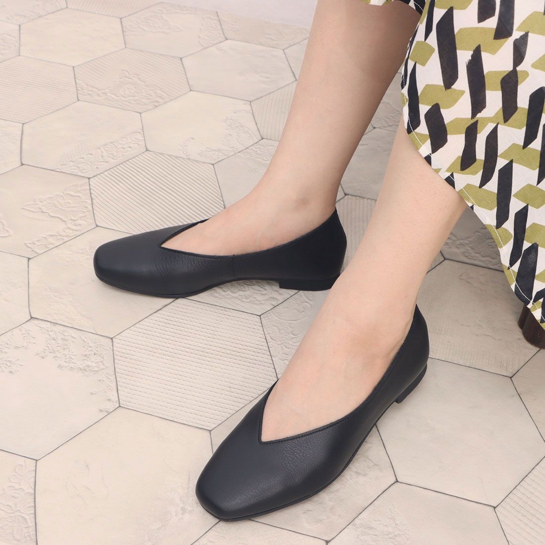 EN Ashinagaojisan EN Daddy Long Legs V-cut pumps