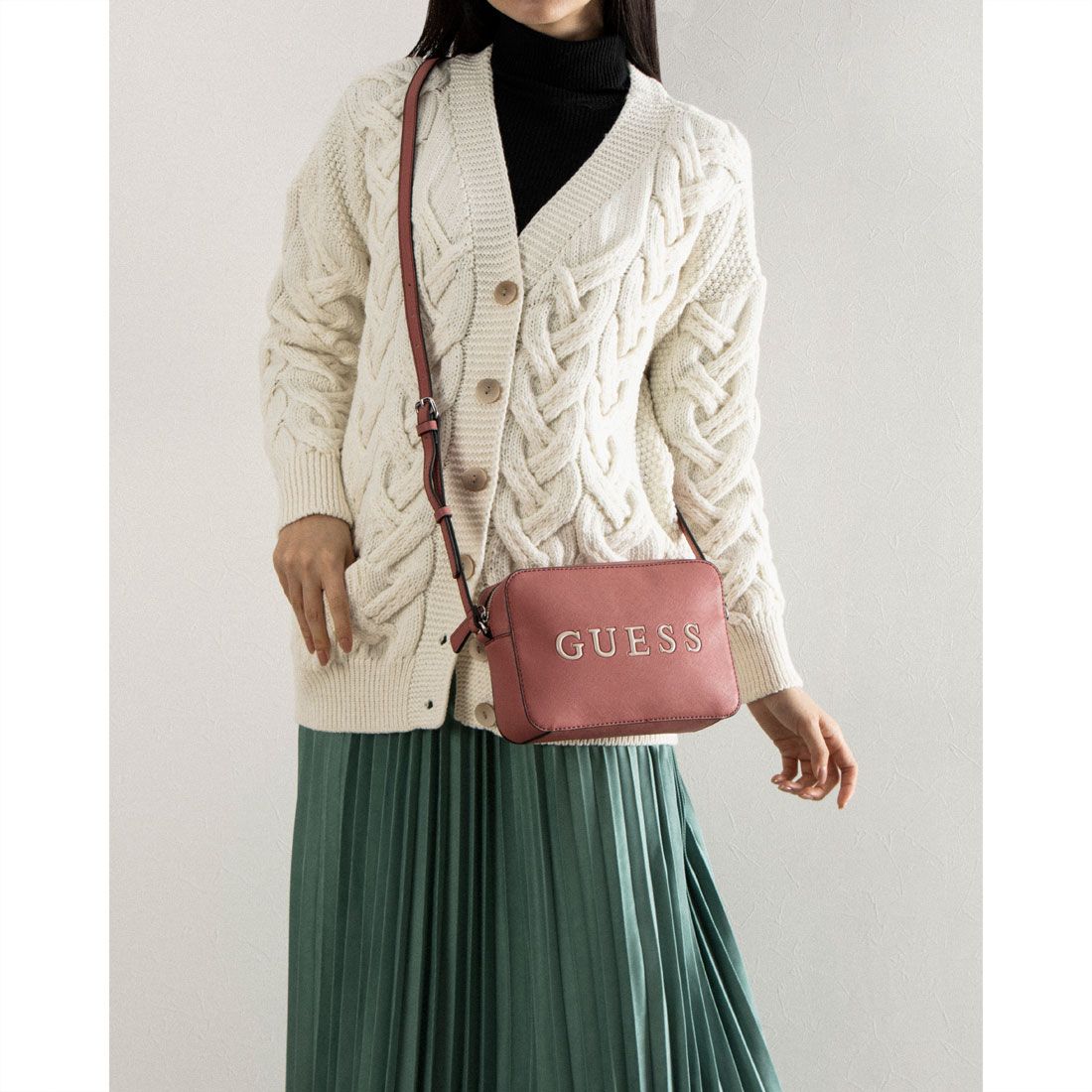 ゲス GUESS ROXBERRY Mini Camera Crossbody  クロスボディバッグ