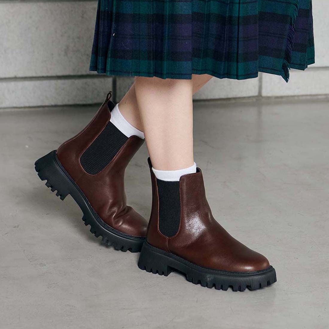 [WEB exclusive] Side gore short boots