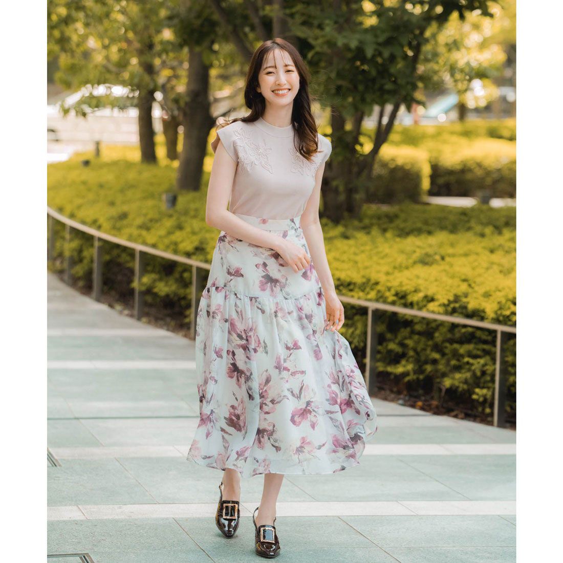 ノエラ Noela ぼかし花柄シャイニースカート