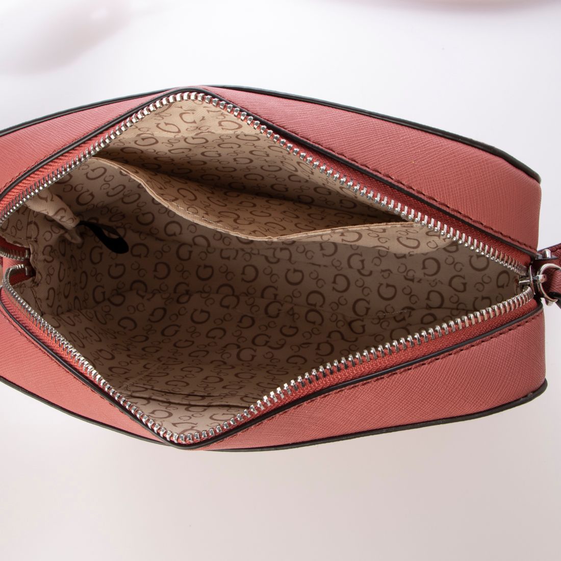 ゲス GUESS ROXBERRY Mini Camera Crossbody  クロスボディバッグ