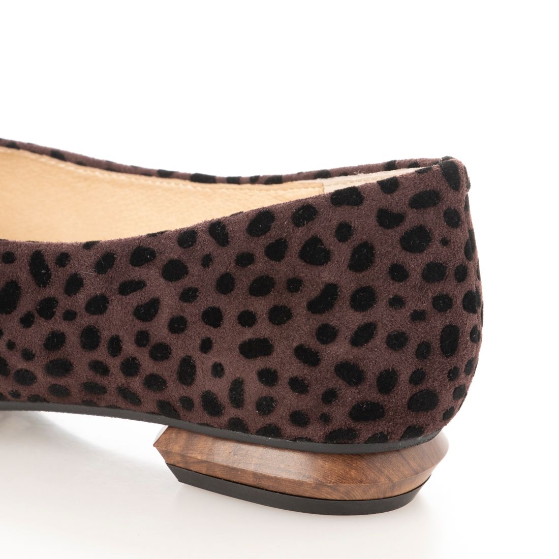 cava cava V-cut pumps