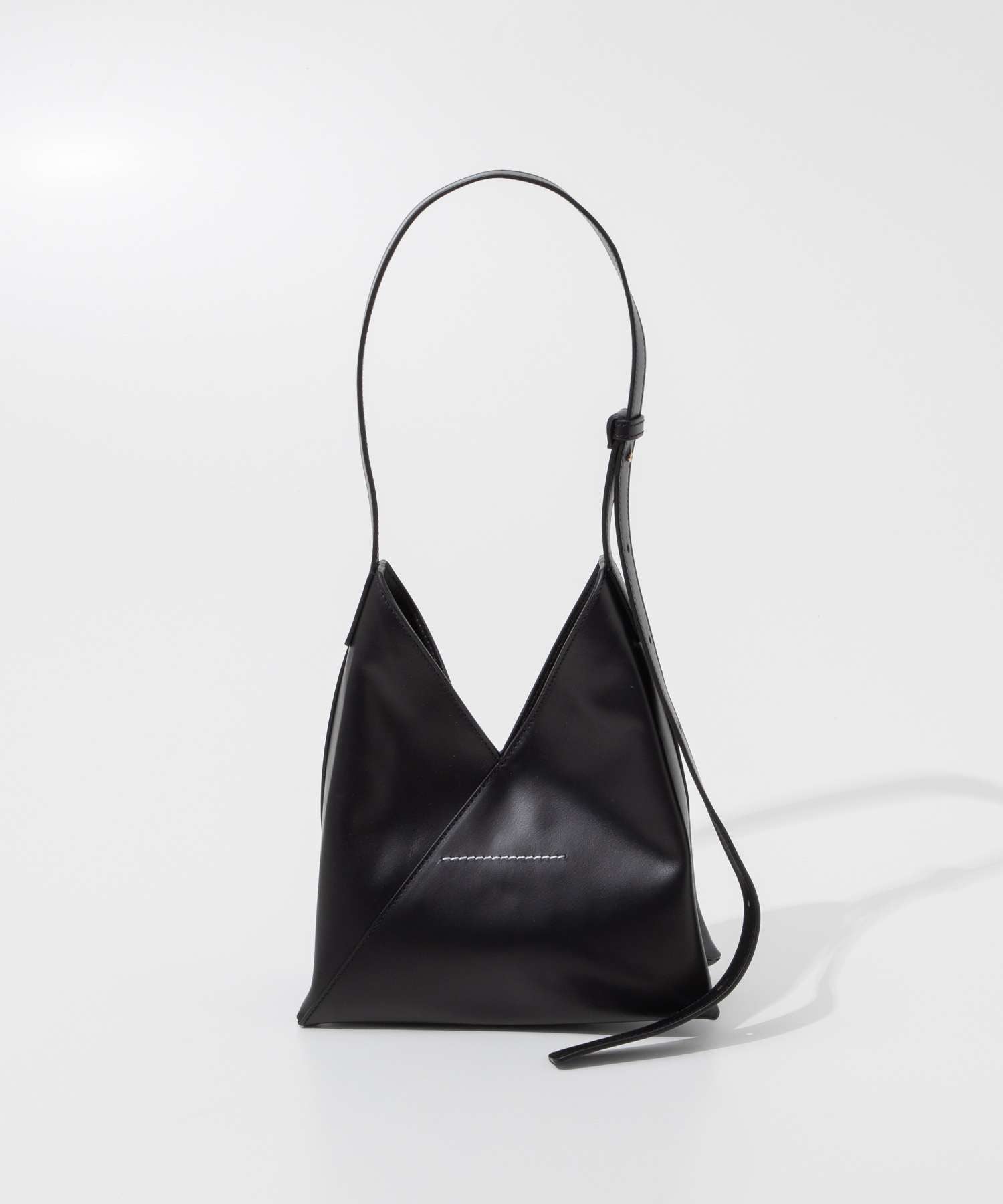 MM6｜ (SB5ZH0020 P7258 T8013) MM6 Maison Margiela Shoulder bag with logo appliqué