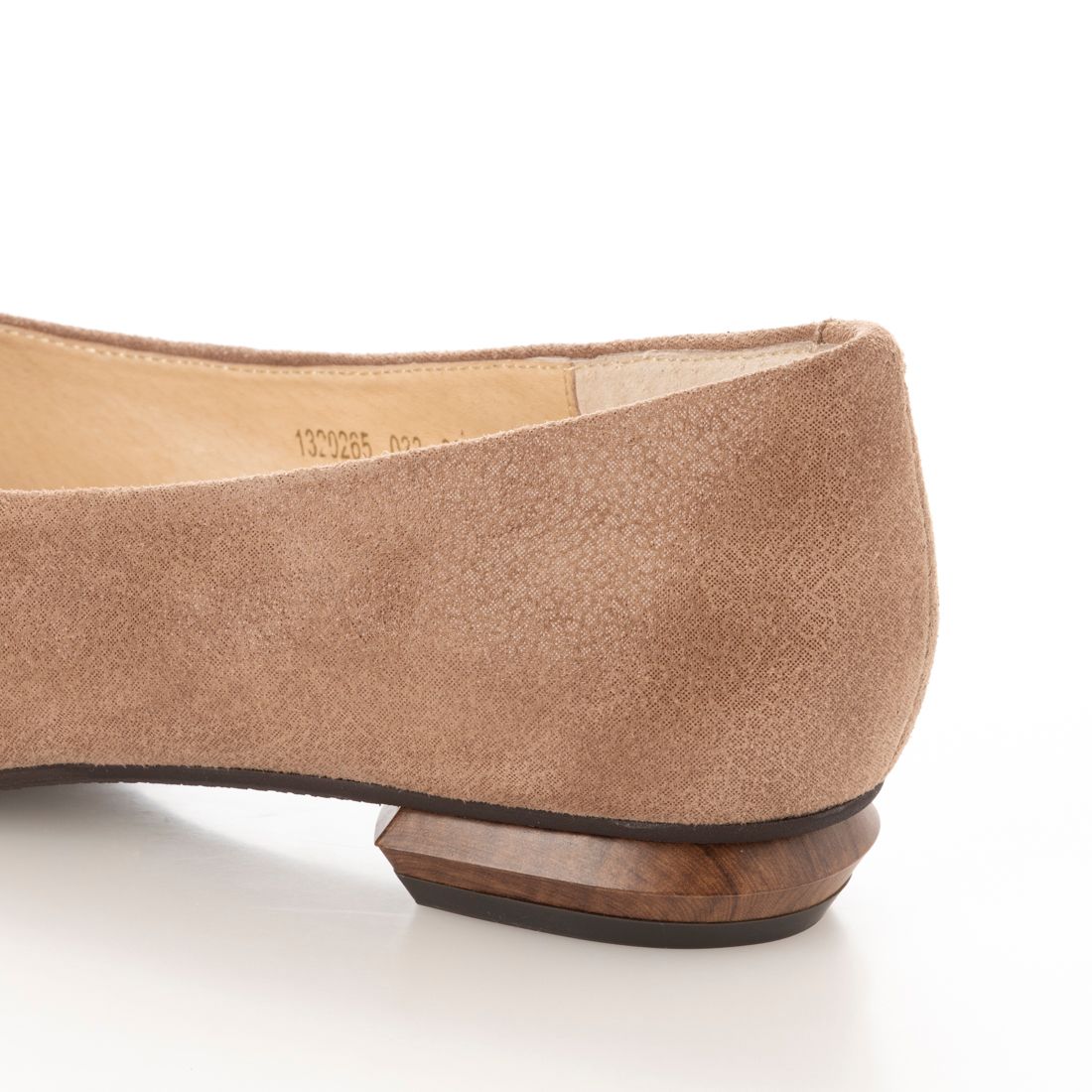 cava cava V-cut pumps