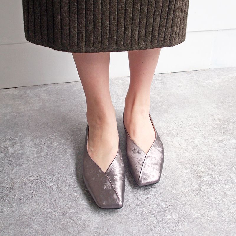 cava cava V-cut pumps