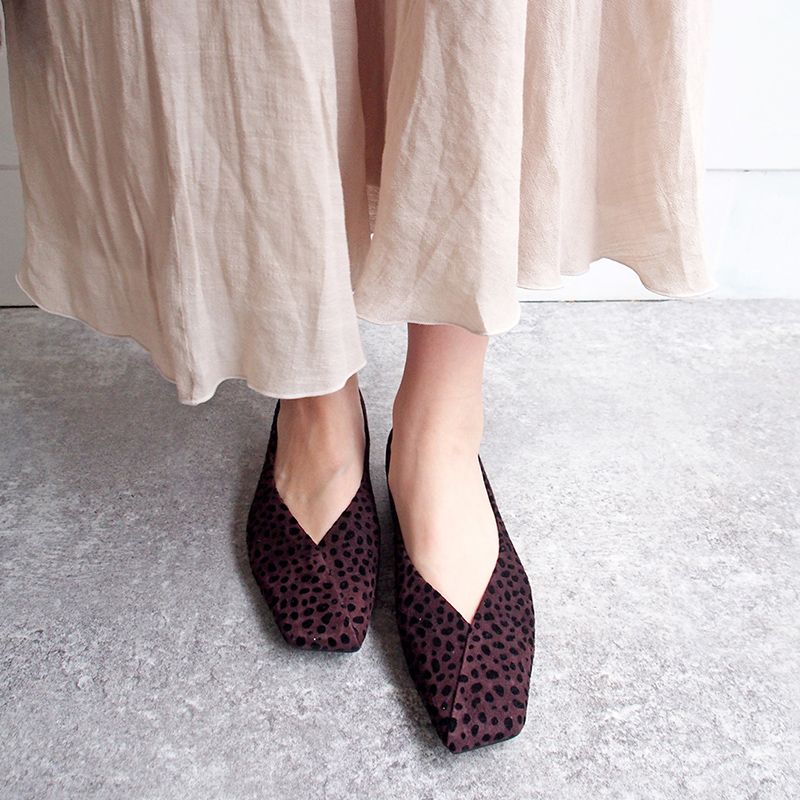 cava cava V-cut pumps