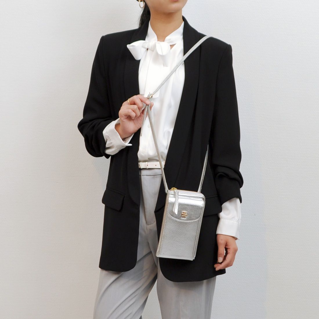 ＜ロングセラー＞ペルケ perche 牛革シュリンクタイプモバイルウォレットショルダーバッグ